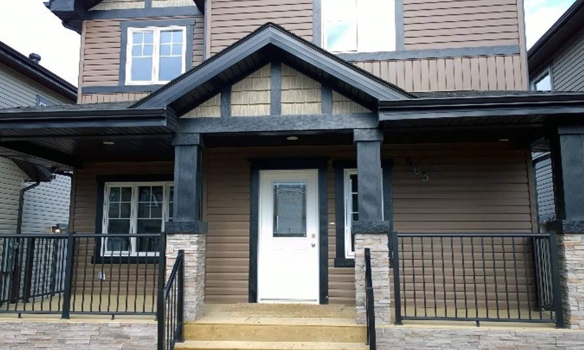 Timberlea Apartment | Maple Leaf Bedroom Su