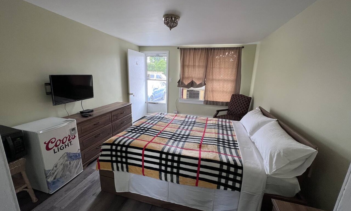 Delhi Hotel | Maple Leaf Motel