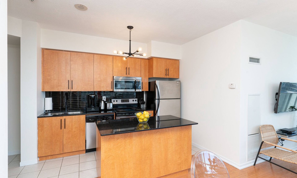 Central Waterfront Hotel | Maple Leaf Square Executive Suite