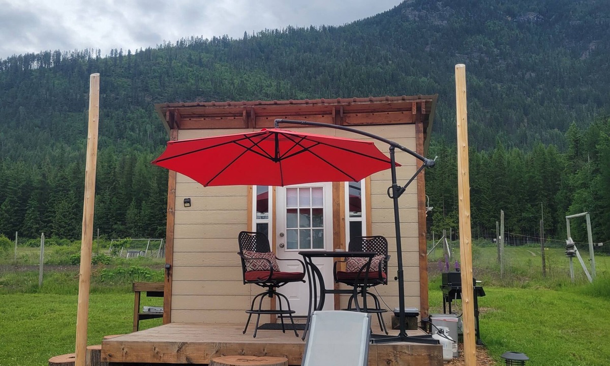 Nakusp Cabin | Micro cabin with stunning mountain views, close to Arrow lake/pet friendly!