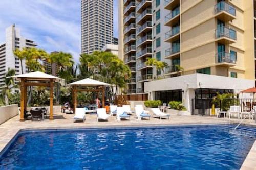 Waikiki House | Minutes to Beach Pool Gym WFH Station Lanai