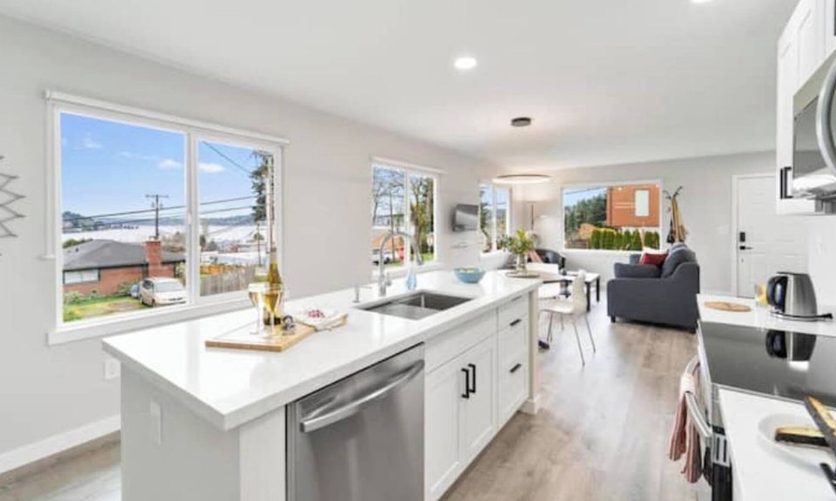 Kenmore House | Modern light-filled guest house with lake views