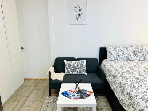 Vancouver South House | Modern Studio for 2 - Near SkyTrain to Downtown - Free Parking