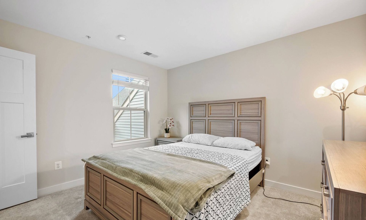 Frederick House | Modern Suite with Private Bath – Stylish & Comfy