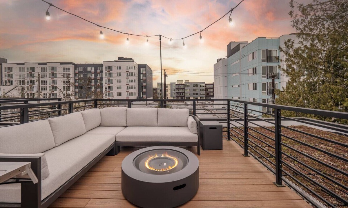 Green Lake Villa | Modern Townhome w/Rooftop Deck, Walk to Greenlake