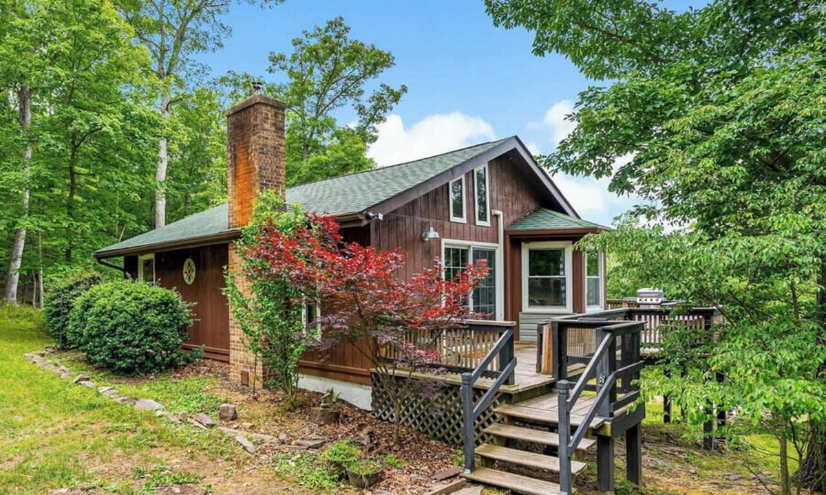 Berkeley Springs Ski Chalet | Modern w Mountain Views, Hot Tub, Deck & Fire Pit