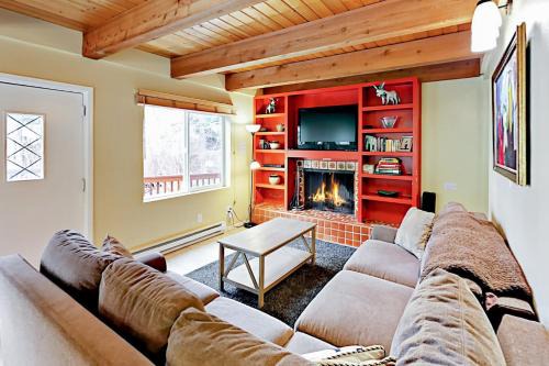 Intermountain Apartment | Mountainside