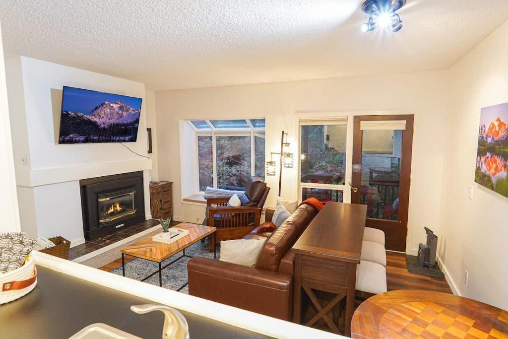 Glacier House | Mt Baker Den, Sleeps 4