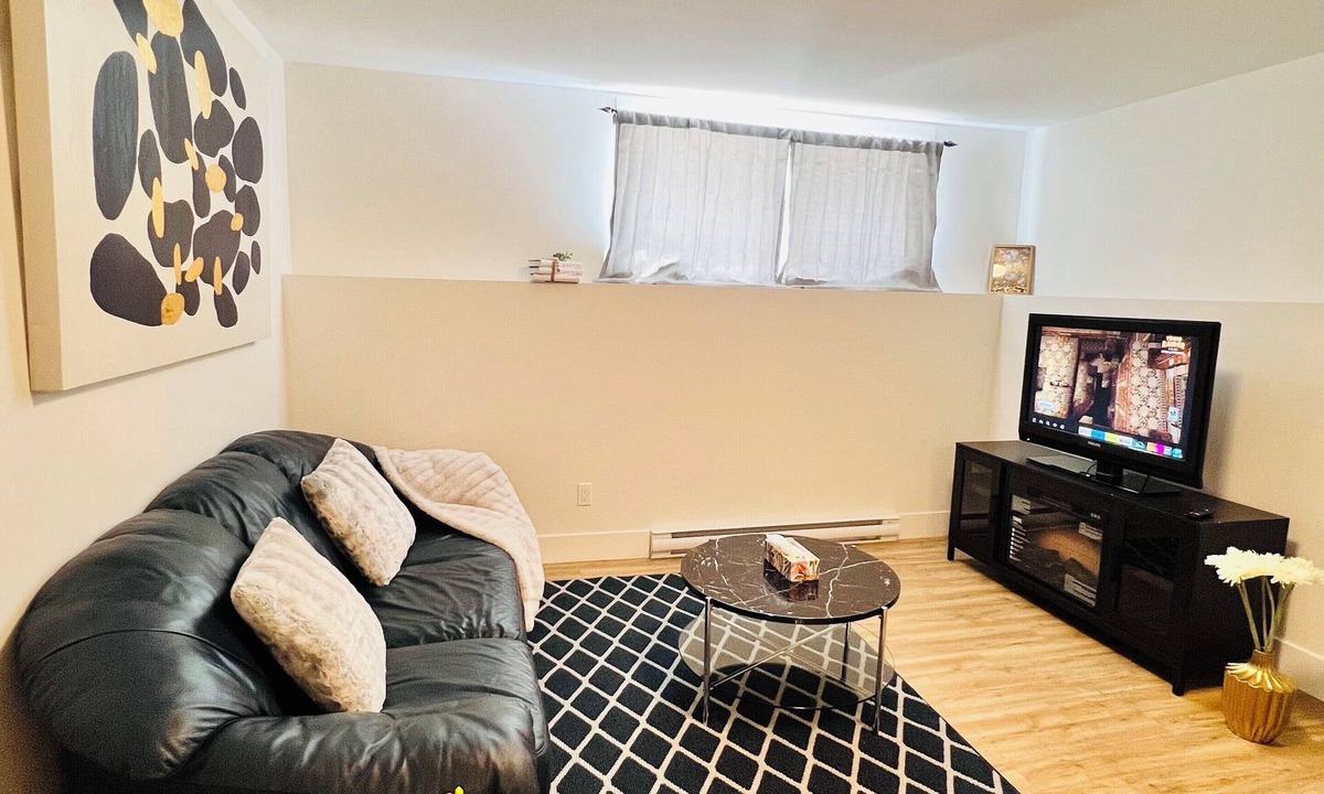 Moncton House | New and Modern Suite in Bristol Riverview