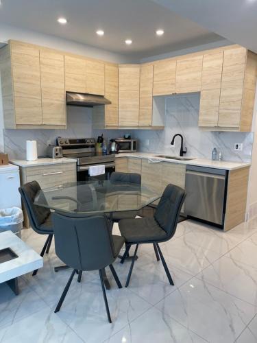 Montgomery House | New Luxury Walkout Suite Near University-BY ROOM