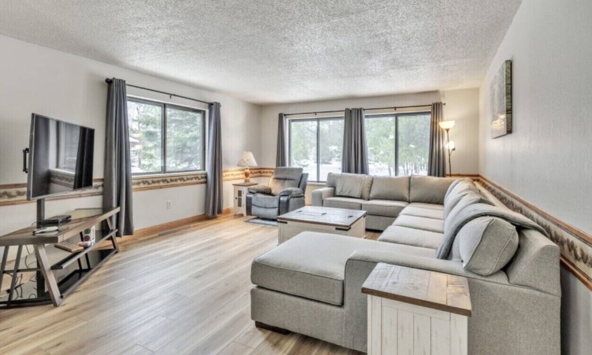 Boulder Junction Apartment | Northwoods Getaway Dog Friendly Apartment with King Beds