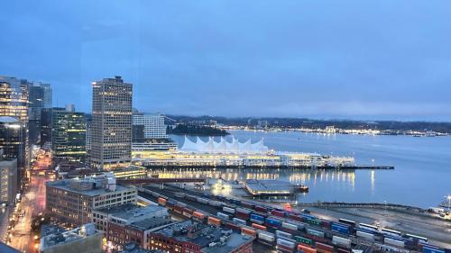 Gastown Apartment | Ocean and Mountain View Home - Downtown Vancouver