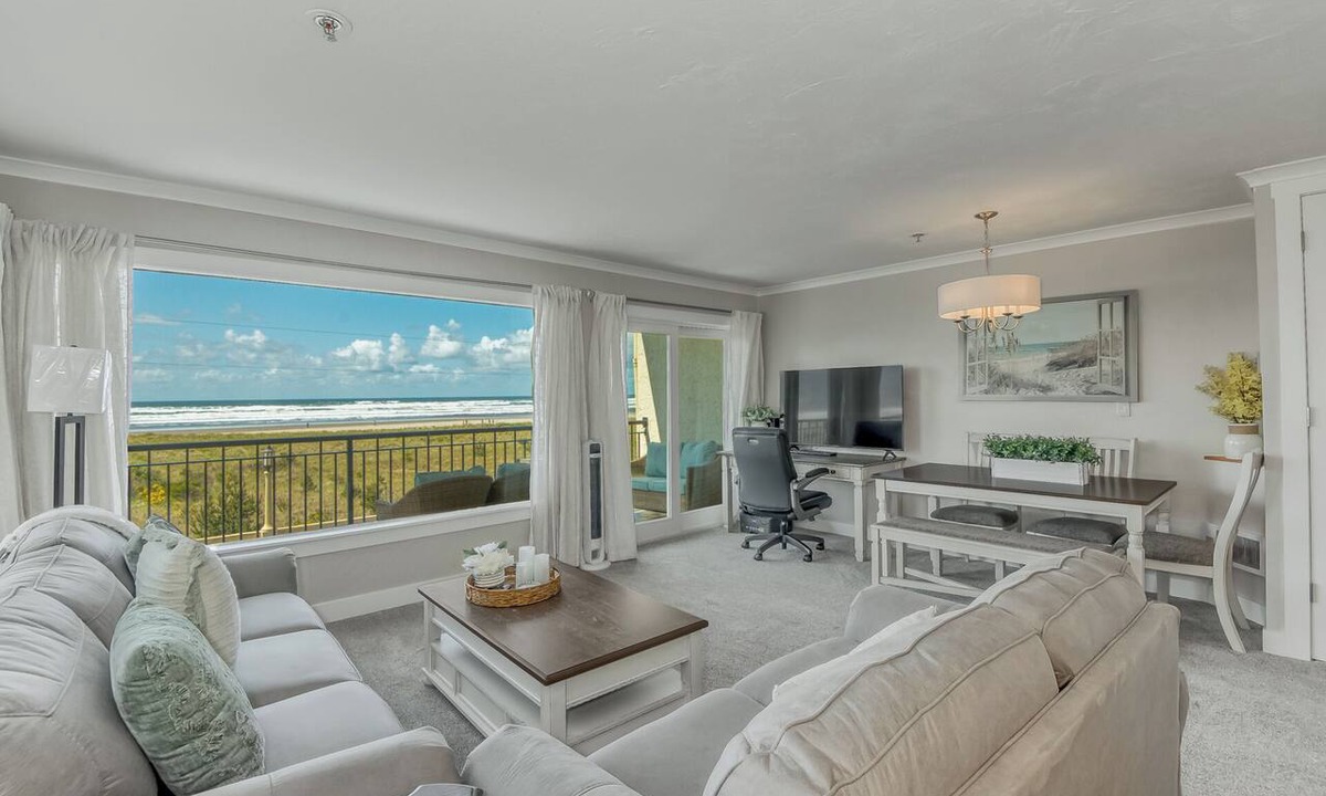 Seaside Condo | Oceanfront 2rd floor Balcony 2 blocks to Turnaround-Work Remotely