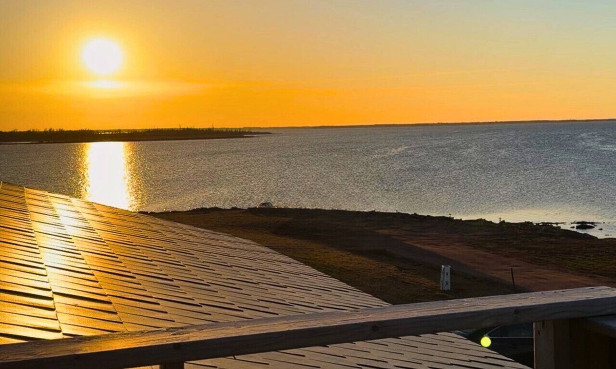 Summerside House | Oceanfront Cottage w/Upper Balcony View