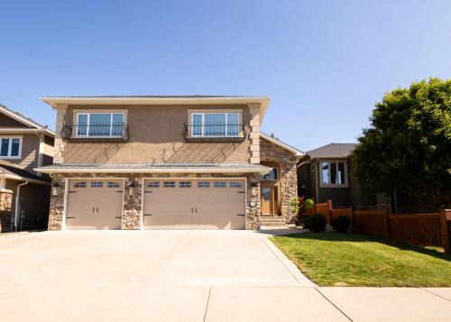 South Lethbridge Villa | Opulent Oasis
