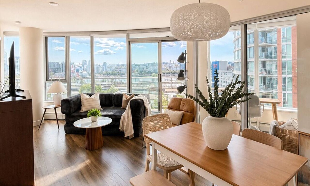Gastown Apartment | Panoramic floor-to-ceiling windows with water views