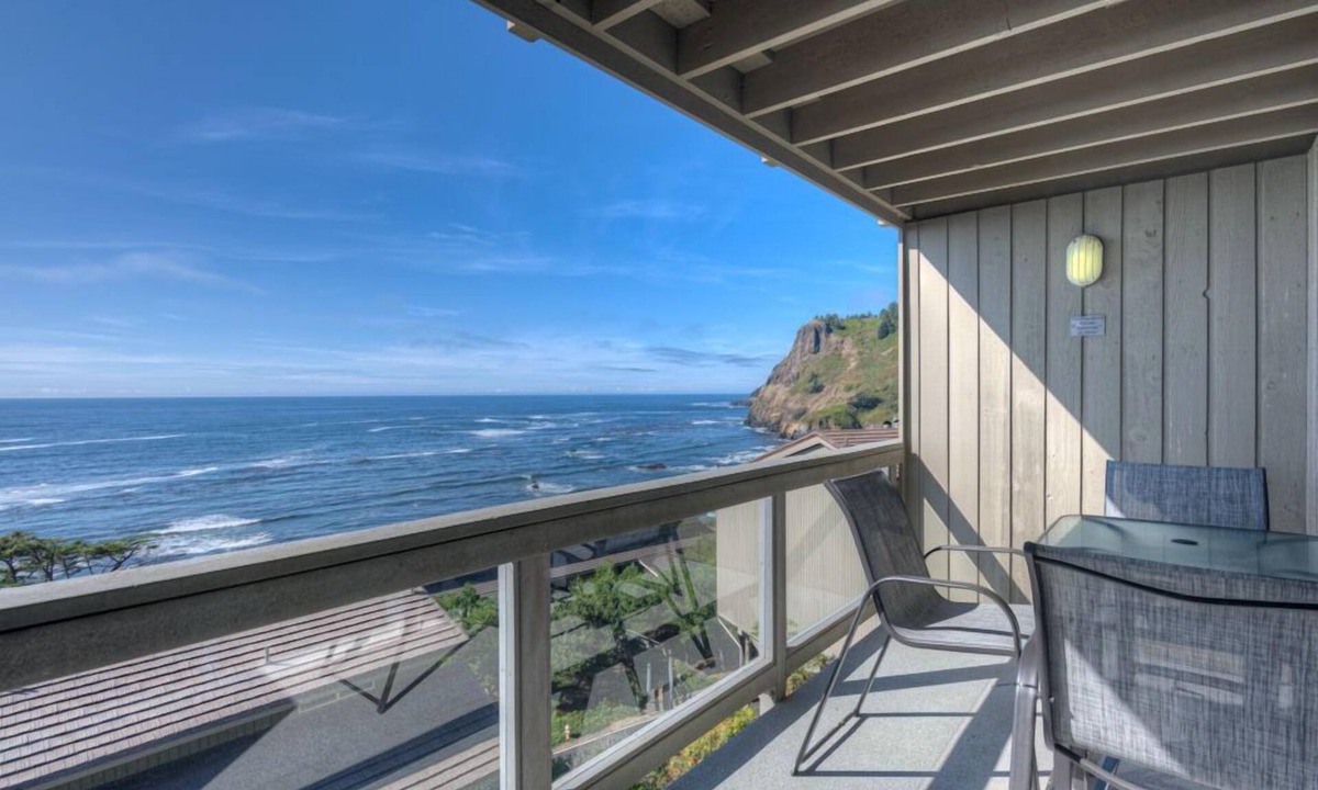 Otter Rock Hotel | Panoramic Oceanview Room w/King Bed + Balcony
