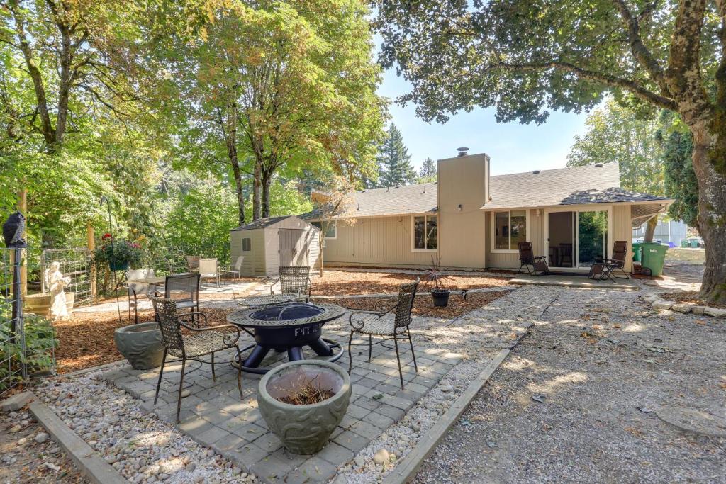 Gresham House | Peace & Serenity in Gresham! Sleek Home w/Yard