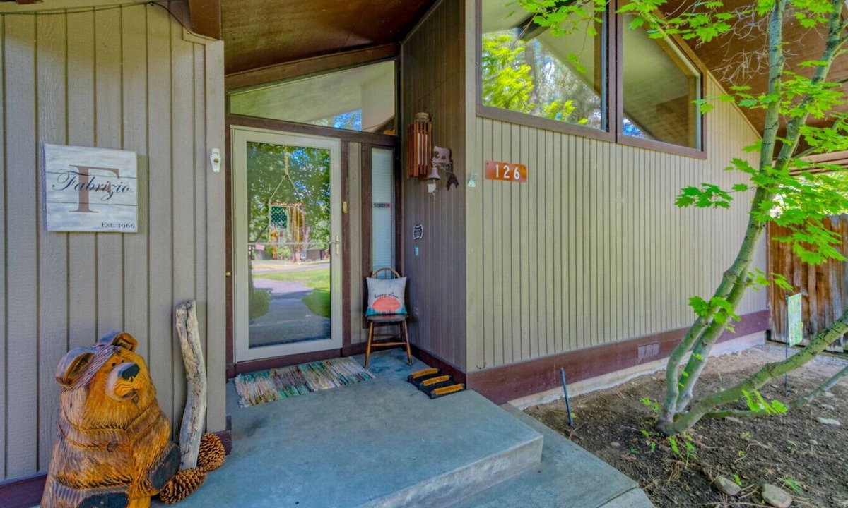 Graeagle Apartment | Peaceful Graeagle Meadows retreat with fenced yard and grassy backyard