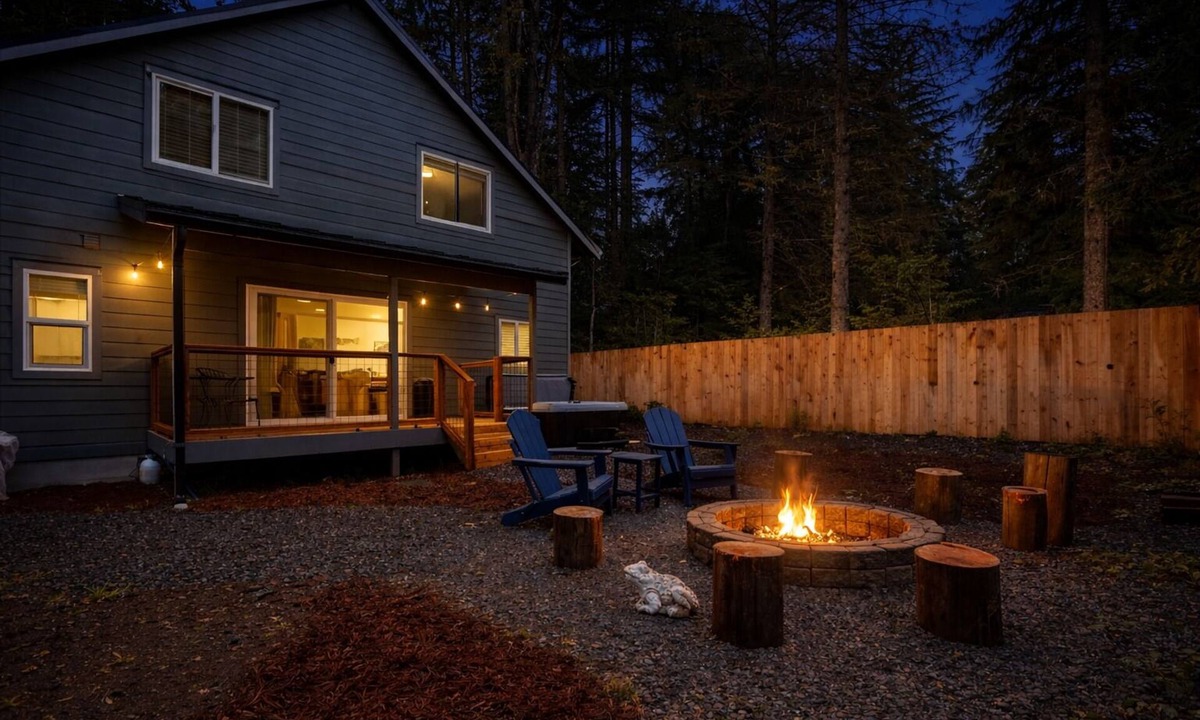 Paradise Estates Cabin | Perch - Spacious Modern Cabin w/Hot Tub, BBQ & Cali- King-Sized Bed | Pet-Friendly