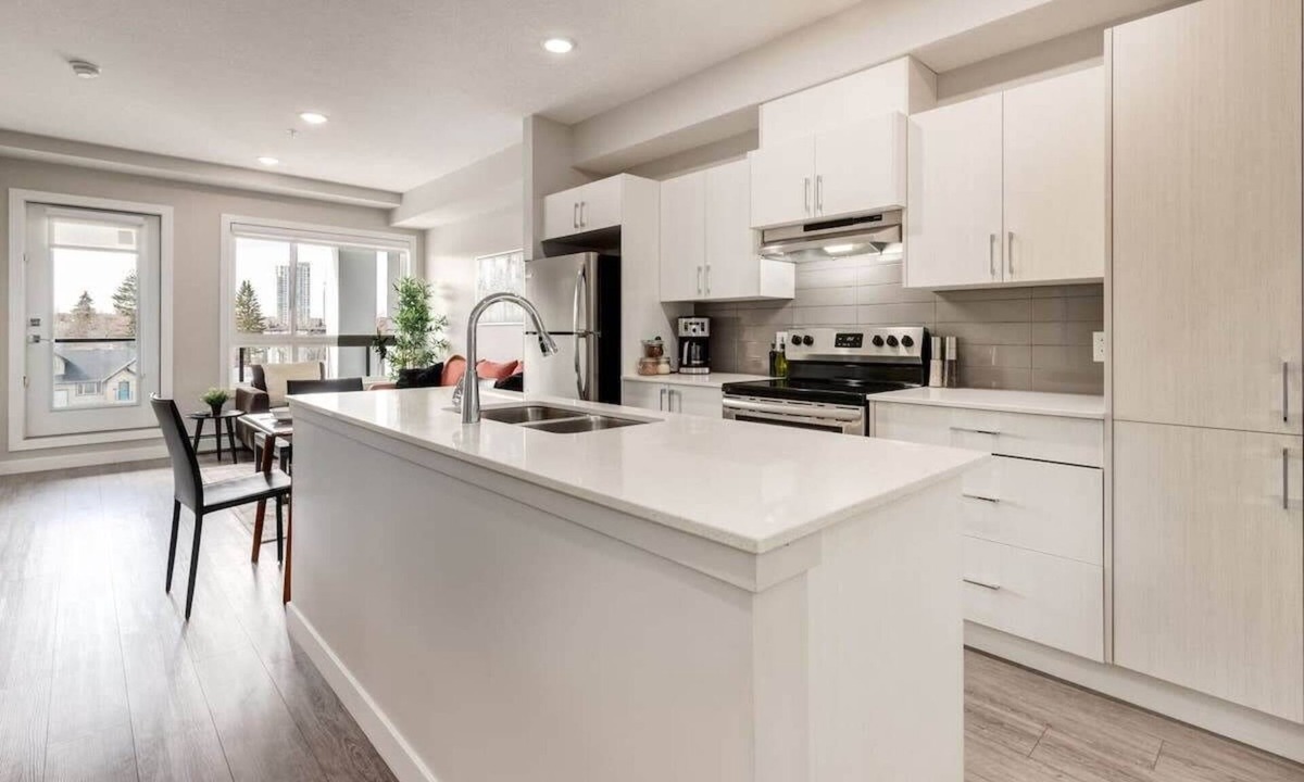 Shaganappi Apartment | Pet Friendly Apartment w/ Free Underground Parking