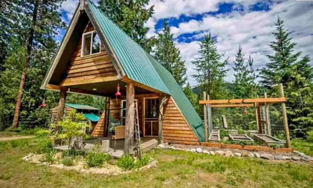 Sandpoint Ski Chalet | Pet friendly off grid chalet tucked away on a mountainside .