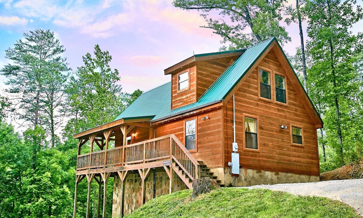Caton Cabin | Pet Friendly | Pool Table | Arcade | Hot Tub | WiFi | Fireplace