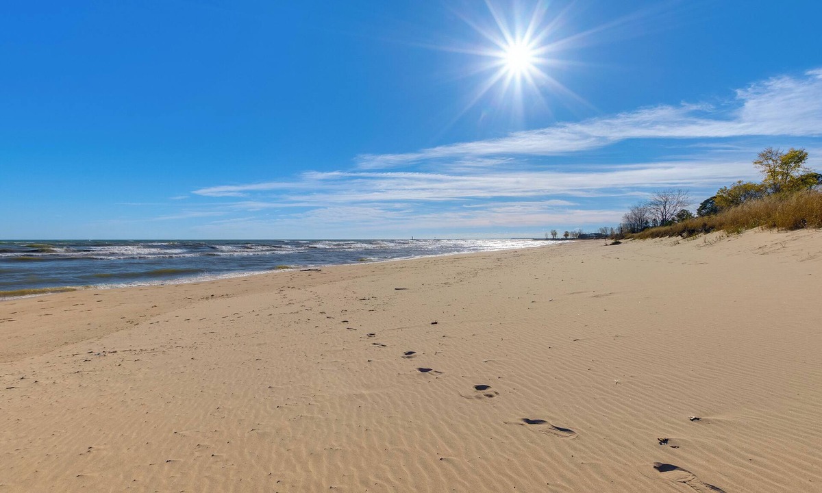 Two Rivers Cottage | Pet Friendly! Steps to Beach - ‘Lakeview Cottage’