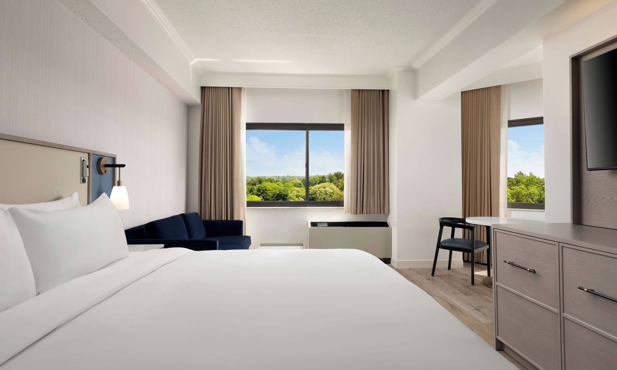 White Plains Hotel | Pets Allowed! King room with Pool and Free Airport Shuttle!