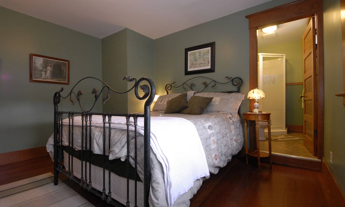 Stettler Bed & Breakfast | Phoenix House B&B