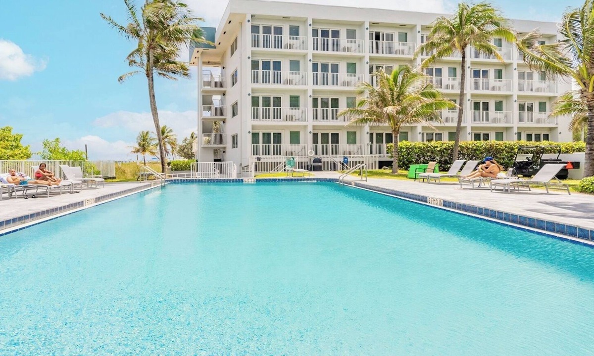 Pompano Beach Resort | Pompano Beach | Relaxed Pool Retreat | Pool + Beach