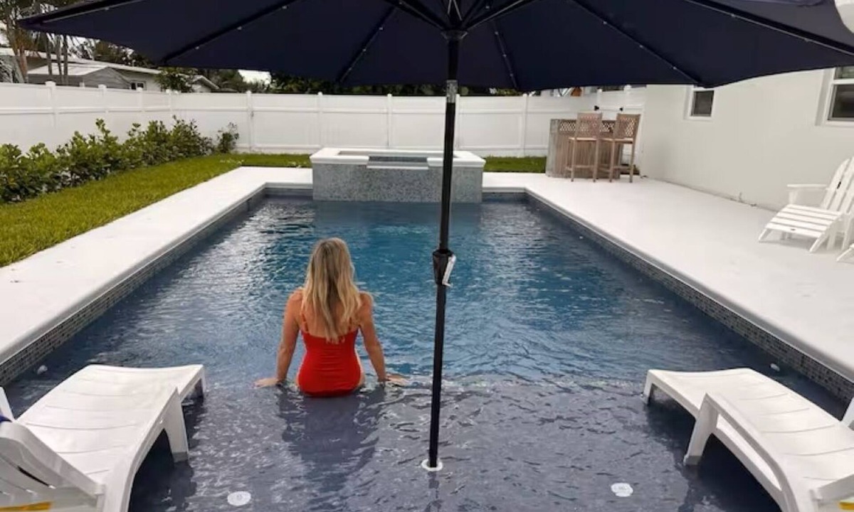 Jensen Beach House | Poolside Paradise: Relax and explore the coast!