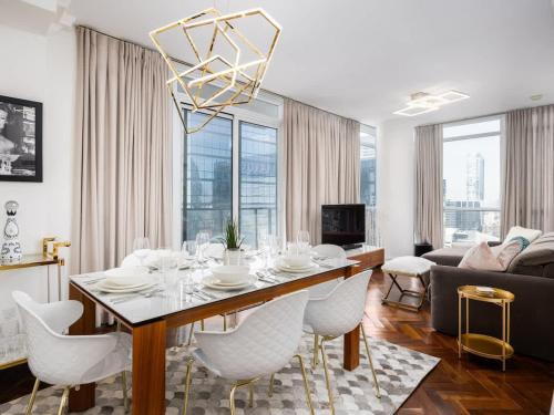 Downtown Toronto House | Pristine Modern 2BR Condo Private BBQ and Balcony