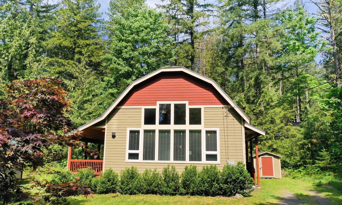 Warnick House | Private Mountain Home w/EV Charger and fireplace!