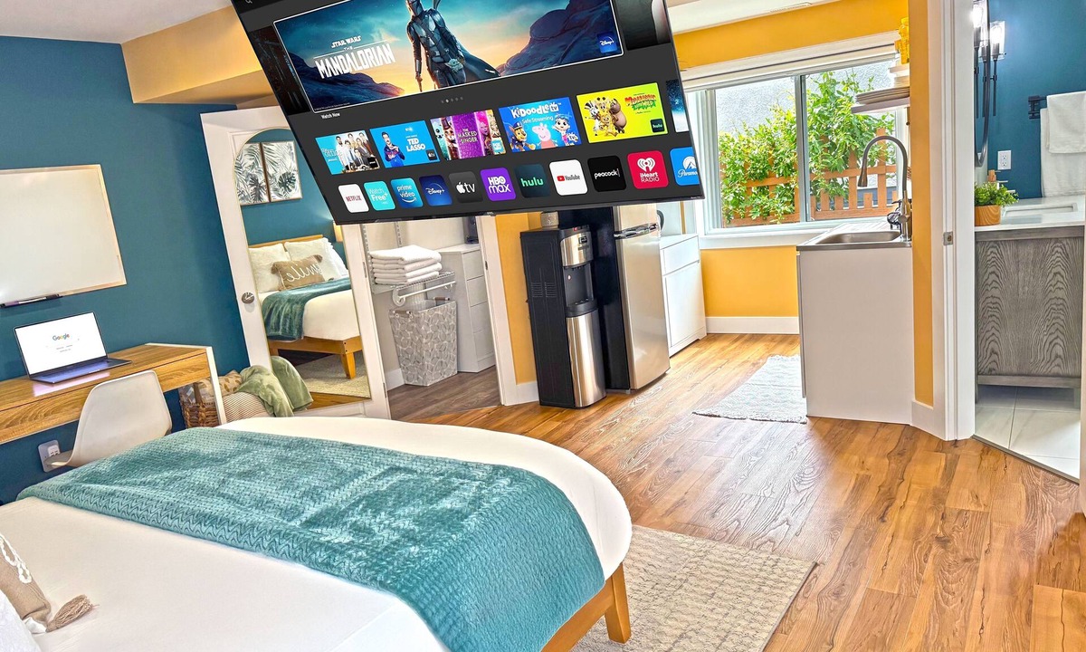 Williams Lake House | Private Studio/5 Min to DT/Self Check-In/75"TV
