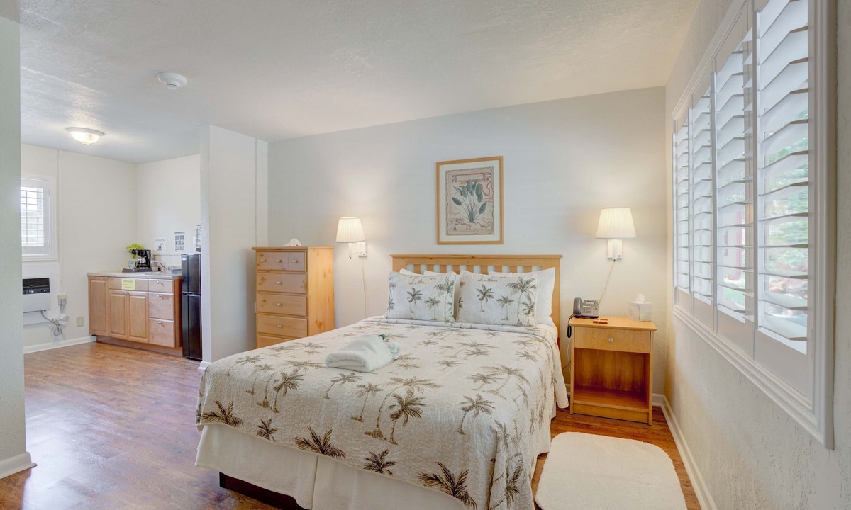Tequesta Apartment | Queen Bed, Kitchenette, Free Parking - Room 1