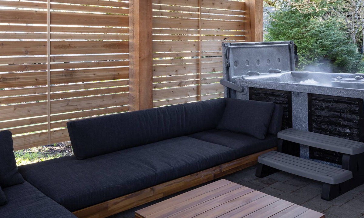Saanich East Bed & Breakfast | Rainfall Shower Quiet + Hot Tub + 2 bedroom
