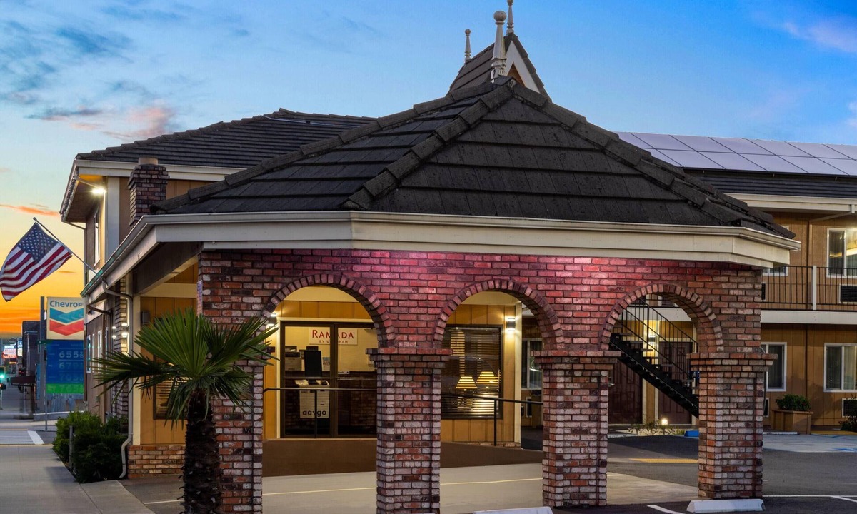 Downtown Hotel | Ramada Bayside Inn & Suites Eureka