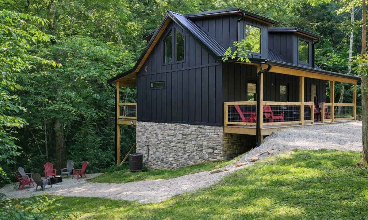 Campton Cabin | Red River Gorge Wolf Den Luxury Cabin Hottub Wi-Fi
