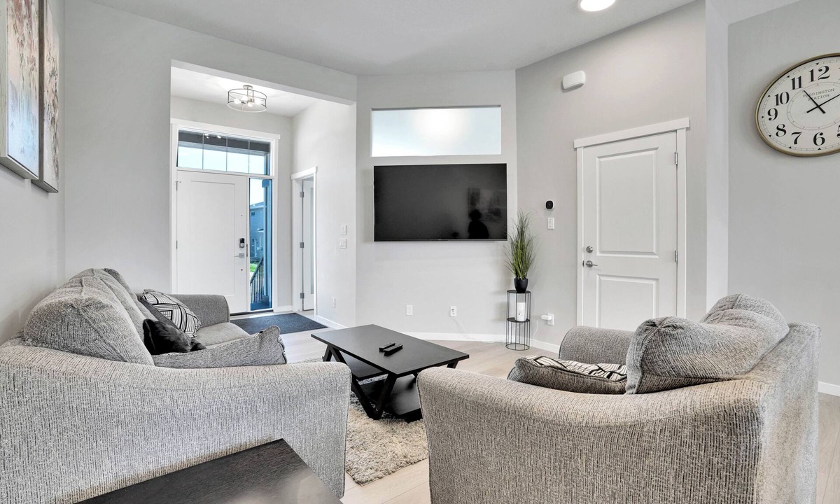 Southeast Calgary House | Remote Work Ready/AC/Lake Access/Near South Health Campus/Games