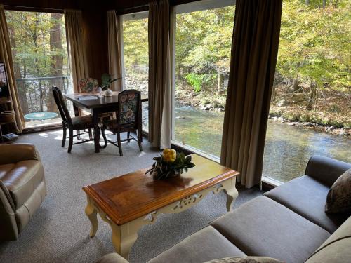 Pittman Center Ski Chalet | River Rhapsody