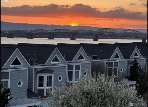 Columbia Way Apartment | River Views 3bd 2ba Luxury Condo along Columbia Waterfront Renaissance Trail