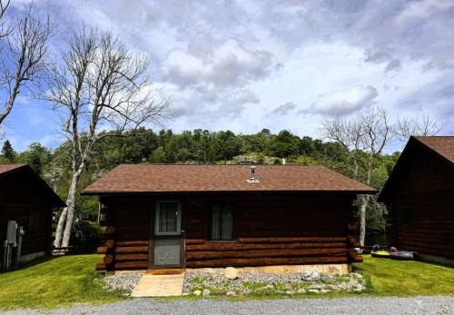 Crystal Falls House | Riverfront Cabin 4