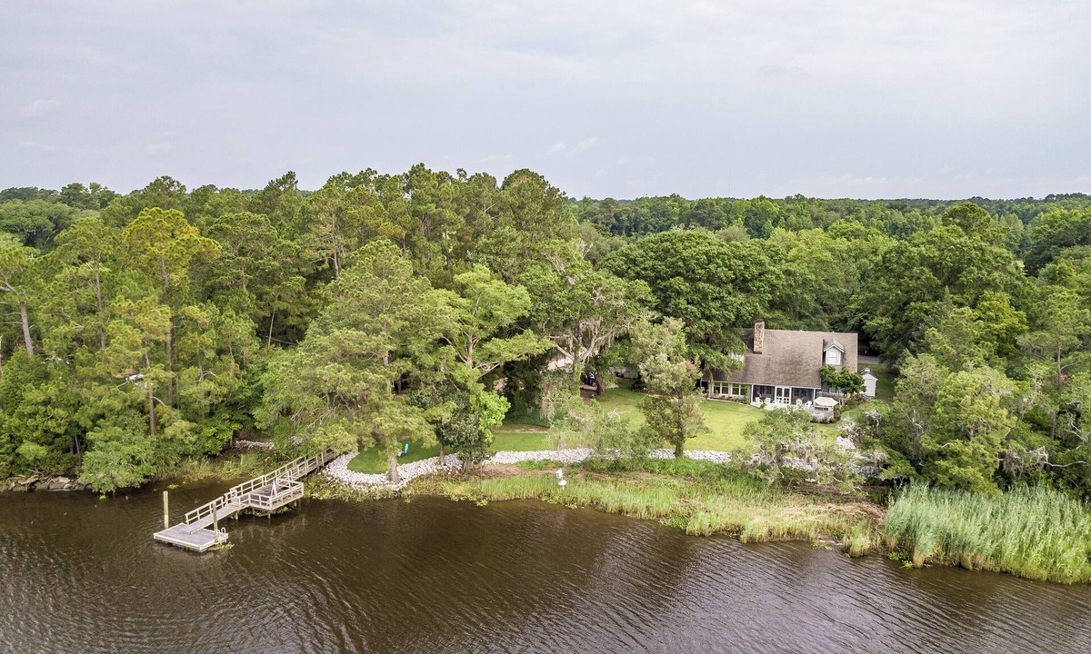Georgetown House | Riverfront House on deepwater dock, boat ramp Windsor PL. WedgefieldGolfCourse