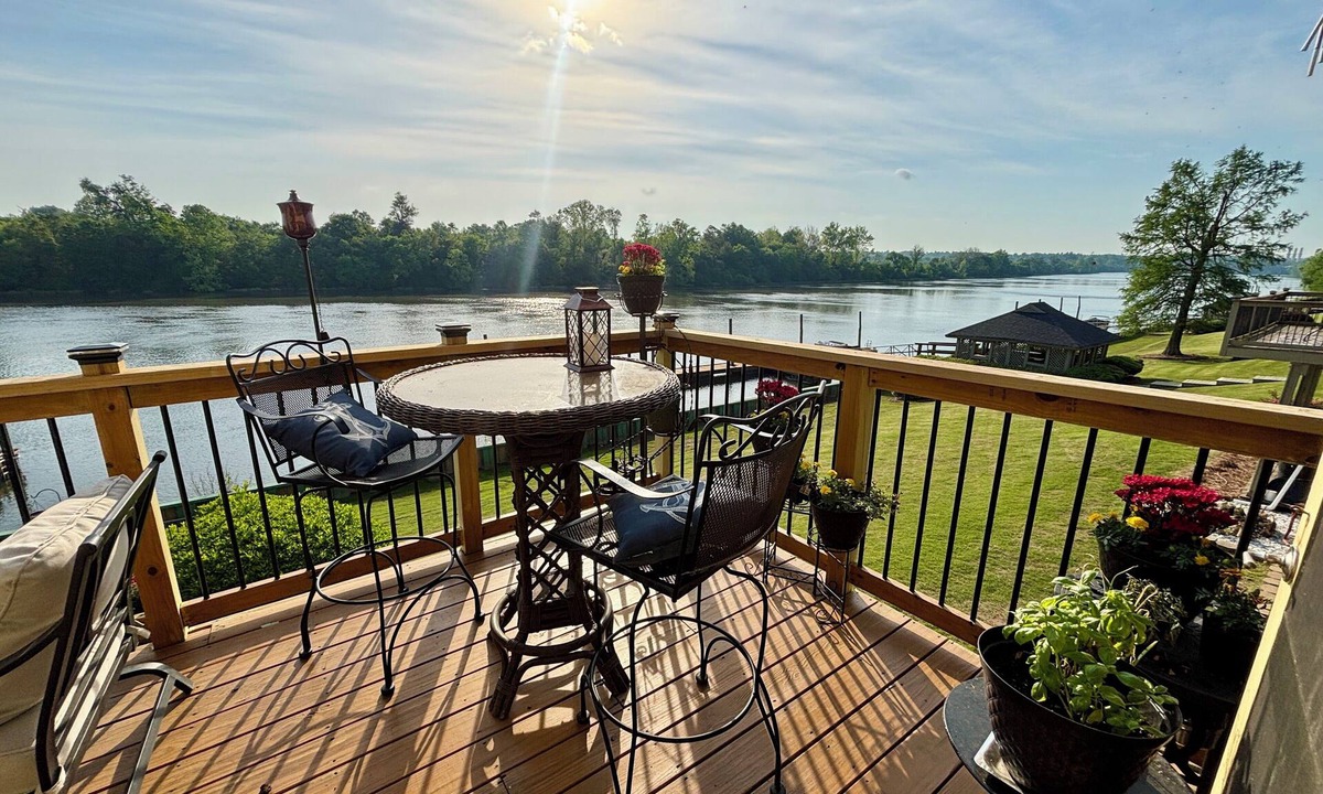 Augusta House | Riverfront Masters Rental – Private Deck + Sunset Views - Flexible Stay