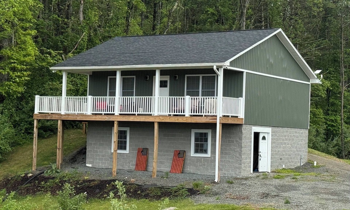 Independence House | RiverView Cabin 2 Bedroom/1 Bath, Deck w/Hot Tub & Beautiful View/Fire Pit/Grill