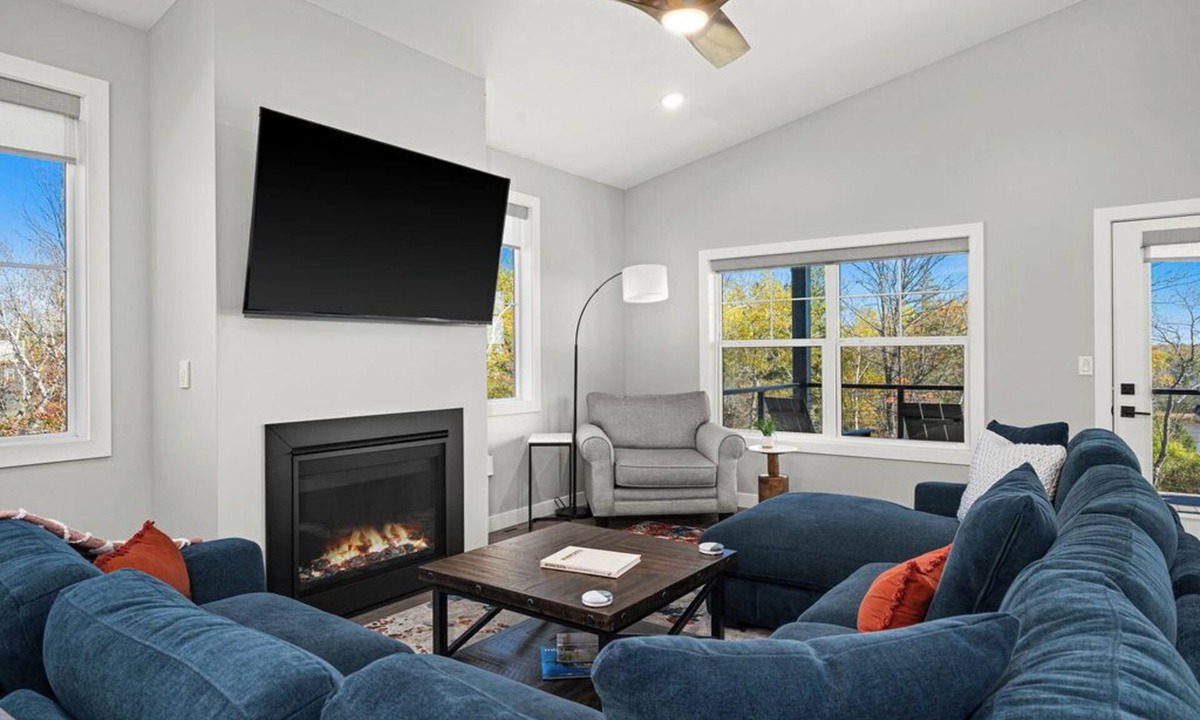 Duluth House | RiverWest Rivers Edge -River View - -Pet Free - Hot Tub