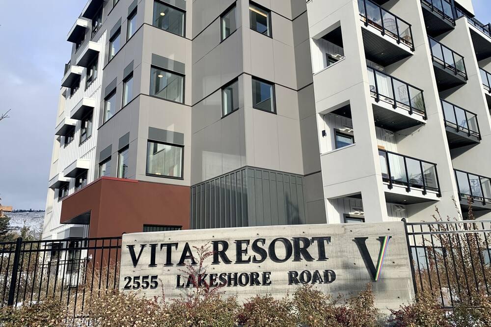 Vernon Condo | Romantic Lakeside studio suite w/pool, deck, gym, pickle ball