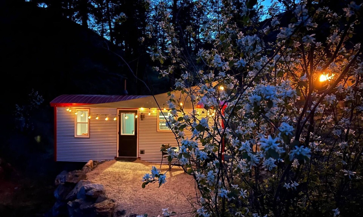 Okanagan-Similkameen Cabin | Runaway Express Coach