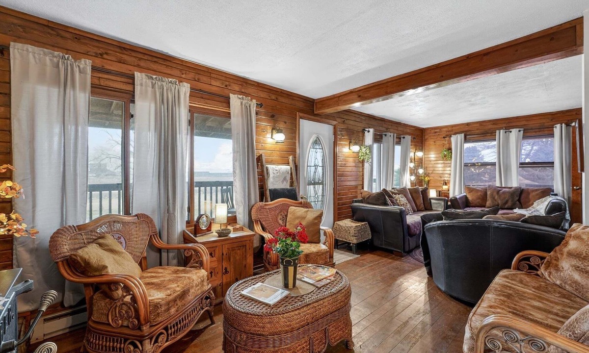 Buffalo Ridge Cabin | Rustic Shadows - Sioux Falls Escape, Firepit, Pet Friendly!